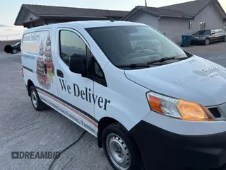 2015 Nissan NV200 SV z VIN 3N6CM0KN5FK697724, wystawiony jako Copart lot #59639505 z przebiegiem 64 720 mil mil oraz Czysty tytuł • Clean title. Historia ofert i sprzedaży dostępna na DreamBid. Obrazek 1.