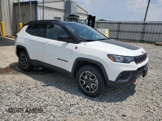 2025 Jeep Compass Trailhawk с VIN 3C4NJDDN6ST522993, выставлен на аукционе Copart как лот 62608575 с пробегом 9 714 миль миль и Чистый • Clean title. История ставок и продаж доступна на DreamBid. Изображение 4.