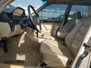 1990 Mercedes-Benz 300 E z VIN WDBEA30D8LB117873, wystawiony jako Copart lot #50346635 z przebiegiem 171 434 mil mil oraz Czysty tytuł • Clean title. Historia ofert i sprzedaży dostępna na DreamBid. Obrazek 7.