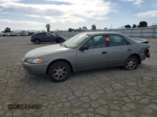 1997 Toyota Camry LE z VIN 4T1BF22K8VU034751, wystawiony jako Copart lot #52421395 z przebiegiem 166 737 mil mil oraz Szkoda całkowita • Salvage title. Historia ofert i sprzedaży dostępna na DreamBid. Obrazek 1.