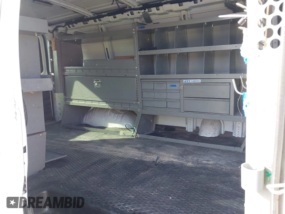 2016 GMC Savana Cargo z VIN 1GTW7AFF5G1159706, wystawiony jako IAAI lot #42018527 z przebiegiem 103 497 mil mil oraz . Historia ofert i sprzedaży dostępna na DreamBid. Obrazek 8.