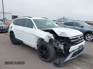 2023 Volkswagen Atlas SE z VIN 1V2HR2CA4PC517091, wystawiony jako IAAI lot #41995418 z przebiegiem 44 517 mil mil oraz . Historia ofert i sprzedaży dostępna na DreamBid. Obrazek 1.