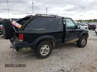 2000 Chevrolet Blazer LS z VIN 1GNCT18W9YK277871, wystawiony jako Copart lot #46158185 z przebiegiem Nie podano mil oraz Nie do naprawy • Non repairable. Historia ofert i sprzedaży dostępna na DreamBid. Obrazek 3.