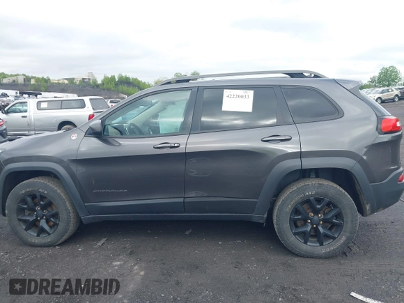 2017 Jeep Cherokee Trailhawk with VIN 1C4PJMBS6HW577058, listed as a IAAI auction lot 42220033 with 111,623 mi miles and . Bid and sale history available at DreamBid. Image 14.
