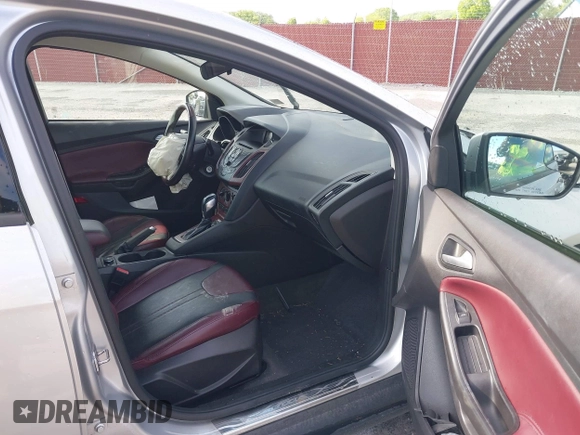 2012 Ford Focus SE z VIN 1FAHP3K27CL241013, wystawiony jako IAAI lot #42198812 z przebiegiem 121 888 mil mil oraz . Historia ofert i sprzedaży dostępna na DreamBid. Obrazek 5.