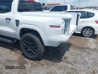 2024 Chevrolet Colorado 4WD Trail Boss z VIN 1GCPTEEKXR1227510, wystawiony jako IAAI lot #42685724 z przebiegiem 9 472 mil mil oraz . Historia ofert i sprzedaży dostępna na DreamBid. Obrazek 6.