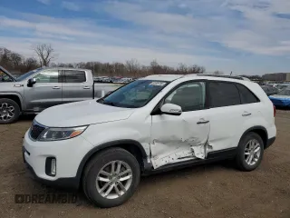 2015 Kia Sorento LX z VIN 5XYKTDA65FG582643, wystawiony jako Copart lot #50395795 z przebiegiem 140 326 mil mil oraz Szkoda całkowita • Salvage title. Historia ofert i sprzedaży dostępna na DreamBid. Obrazek 1.