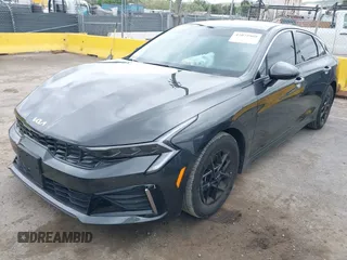 2025 Kia K5 LXS z VIN KNAG24J77S5316431, wystawiony jako IAAI lot #42072969 z przebiegiem 14 413 mil mil oraz . Historia ofert i sprzedaży dostępna na DreamBid. Obrazek 2.