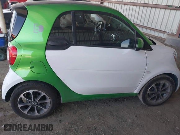 2017 Smart fortwo Pure z VIN WMEFJ9BA8HK231165, wystawiony jako IAAI lot #42238753 z przebiegiem 31 242 mil mil oraz . Historia ofert i sprzedaży dostępna na DreamBid. Obrazek 13.