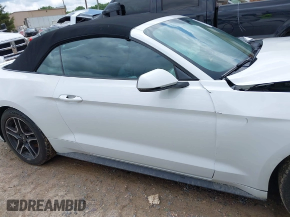 2018 Ford Mustang EcoBoost Premium z VIN 1FATP8UH7J5155047, wystawiony jako IAAI lot #42381470 z przebiegiem 84 290 mil mil oraz . Historia ofert i sprzedaży dostępna na DreamBid. Obrazek 13.
