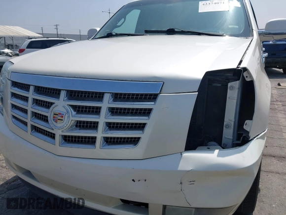 2013 Cadillac Escalade z VIN 1GYS4EEJ1DR298114, wystawiony jako IAAI lot #42374071 z przebiegiem 146 433 mil mil oraz . Historia ofert i sprzedaży dostępna na DreamBid. Obrazek 6.