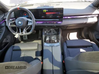 2024 BMW i5 M60 z VIN WBY43FK04RCR36321, wystawiony jako Copart lot #48237355 z przebiegiem 8926 mil mil oraz Szkody całkowita. Historia ofert i sprzedaży dostępna na DreamBid. Obrazek 8.