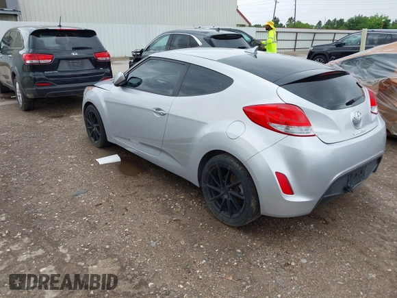 2016 Hyundai Veloster z VIN KMHTC6AD3GU280827, wystawiony jako IAAI lot #42071501 z przebiegiem 146 698 mil mil oraz . Historia ofert i sprzedaży dostępna na DreamBid. Obrazek 3.