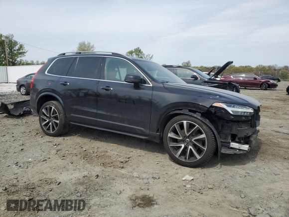 2018 Volvo XC90 Momentum z VIN YV4A22PK5J1209048, wystawiony jako Copart lot #52187925 z przebiegiem 90 909 mil mil oraz Szkody całkowita. Historia ofert i sprzedaży dostępna na DreamBid. Obrazek 4.