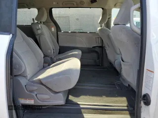 2020 Toyota Sienna LE Auto Access Seat с VIN 5TDKZ3DC8LS038386, выставлен на аукционе Copart как лот 57040115 с пробегом 87 245 миль миль и Списание • Salvage title. История ставок и продаж доступна на DreamBid. Изображение 11.