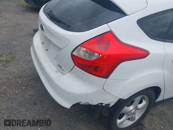 2014 Ford Focus SE z VIN 1FADP3K29EL233545, wystawiony jako IAAI lot #42282582 z przebiegiem 300 237 mil mil oraz . Historia ofert i sprzedaży dostępna na DreamBid. Obrazek 14.