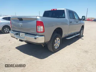 2023 Ram 2500 Big Horn z VIN 3C6UR5DL1PG654074, wystawiony jako IAAI lot #42255020 z przebiegiem 67 732 mil mil oraz . Historia ofert i sprzedaży dostępna na DreamBid. Obrazek 4.