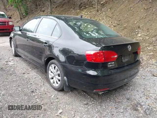 2014 Volkswagen Jetta SE z VIN 3VWD17AJ2EM273523, wystawiony jako IAAI lot #42360638 z przebiegiem 124 583 mil mil oraz . Historia ofert i sprzedaży dostępna na DreamBid. Obrazek 3.