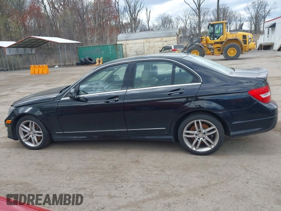 2014 Mercedes-Benz C 300 Sport z VIN WDDGF8AB6ER324705, wystawiony jako IAAI lot #41901610 z przebiegiem 83 748 mil mil oraz . Historia ofert i sprzedaży dostępna na DreamBid. Obrazek 14.
