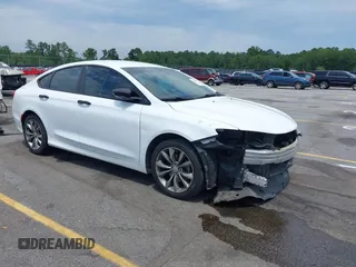 2015 Chrysler 200 S z VIN 1C3CCCBB8FN585947, wystawiony jako IAAI lot #42295066 z przebiegiem 121 727 mil mil oraz . Historia ofert i sprzedaży dostępna na DreamBid. Obrazek 1.
