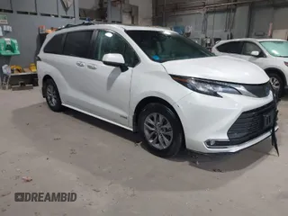 2021 Toyota Sienna XLE with VIN 5TDJSKFC7MS011947, listed as a IAAI auction lot 40897412 with 86,160 mi miles. Bid and sale history available at carsss.com. Image 1.