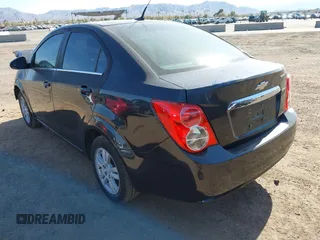 2014 Chevrolet Sonic LT z VIN 1G1JC5SB7E4204374, wystawiony jako IAAI lot #41642630 z przebiegiem 100 282 mil mil oraz . Historia ofert i sprzedaży dostępna na DreamBid. Obrazek 3.
