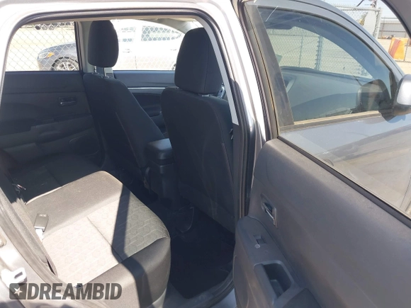 2024 Mitsubishi Outlander S z VIN JA4ARUAU3RU025509, wystawiony jako IAAI lot #42306345 z przebiegiem 6 559 mil mil oraz . Historia ofert i sprzedaży dostępna na DreamBid. Obrazek 8.