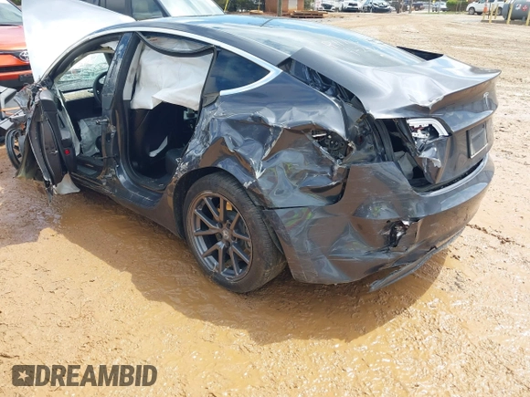 2020 Tesla Model 3 Long Range z VIN 5YJ3E1EB5LF710788, wystawiony jako IAAI lot #42020503 z przebiegiem 76 606 mil mil oraz . Historia ofert i sprzedaży dostępna na DreamBid. Obrazek 3.