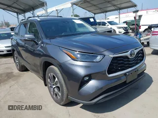 2024 Toyota Highlander LE z VIN 5TDKDRAHXRS535742, wystawiony jako IAAI lot #42438392 z przebiegiem 24 960 mil mil oraz . Historia ofert i sprzedaży dostępna na DreamBid. Obrazek 1.