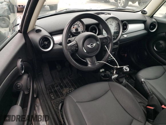 2011 MINI Hardtop z VIN WMWSU3C57BTX97044, wystawiony jako Copart lot #43625955 z przebiegiem 15 401 mil mil oraz Szkody całkowita. Historia ofert i sprzedaży dostępna na DreamBid. Obrazek 8.