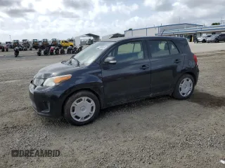 2014 Scion xD z VIN JTKKUPB4XE1041168, wystawiony jako Copart lot #51388855 z przebiegiem 150 427 mil mil oraz Tytuł czysty. Historia ofert i sprzedaży dostępna na DreamBid. Obrazek 1.