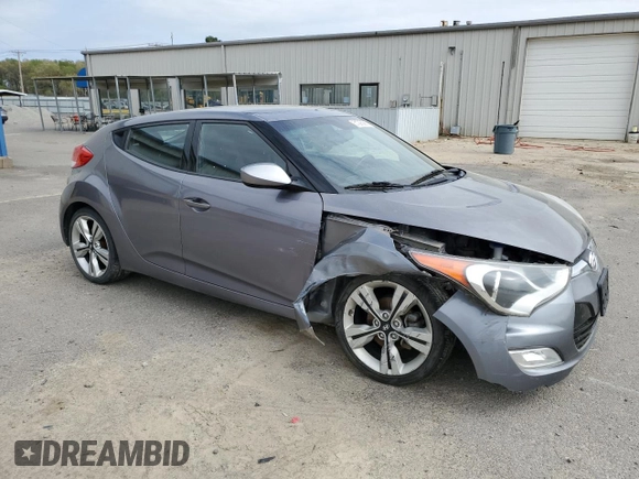 2016 Hyundai Veloster z VIN KMHTC6AD6GU263245, wystawiony jako Copart lot #51296685 z przebiegiem 132 889 mil mil oraz Szkoda całkowita • Salvage title. Historia ofert i sprzedaży dostępna na DreamBid. Obrazek 4.