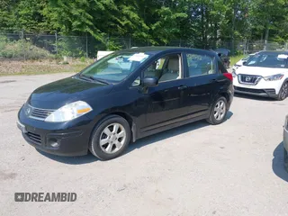 2008 Nissan Versa S z VIN 3N1BC13E08L354454, wystawiony jako IAAI lot #42441312 z przebiegiem 126 988 mil mil oraz . Historia ofert i sprzedaży dostępna na DreamBid. Obrazek 2.