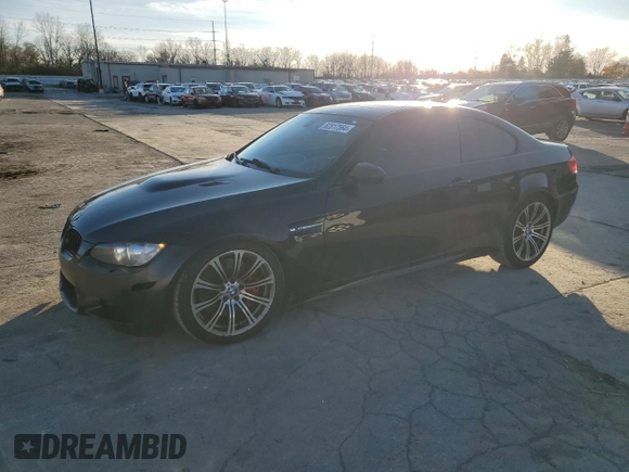 2010 BMW M3 z VIN WBSWD9C59AP363375, wystawiony jako Copart lot #82817564 z przebiegiem 130 714 mil mil oraz Czysty tytuł • Clean title. Historia ofert i sprzedaży dostępna na DreamBid. Obrazek 1.