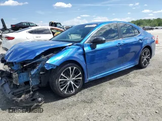 2020 Toyota Camry SE z VIN 4T1G11AK1LU327727, wystawiony jako Copart lot #55891875 z przebiegiem 128 095 mil mil oraz Szkoda całkowita • Salvage title. Historia ofert i sprzedaży dostępna na DreamBid. Obrazek 1.