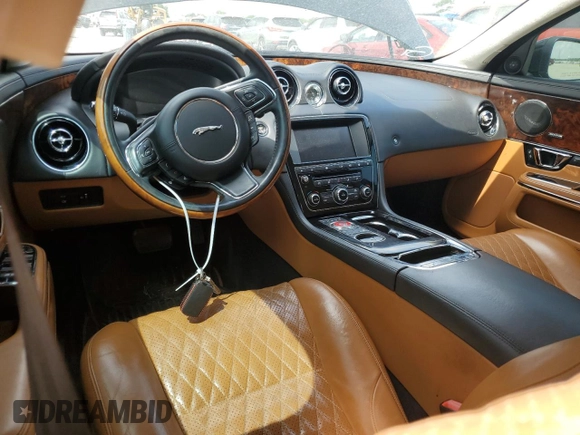 2017 Jaguar XJ Portfolio z VIN SAJWJ2GD7H8W09757, wystawiony jako Copart lot #62157725 z przebiegiem 64 060 mil mil oraz Szkoda całkowita • Salvage title. Historia ofert i sprzedaży dostępna na DreamBid. Obrazek 8.