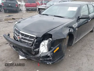 2009 Cadillac STS AWD z VIN 1G6DD67V290140111, wystawiony jako IAAI lot #41800236 z przebiegiem 81 913 mil mil oraz . Historia ofert i sprzedaży dostępna na DreamBid. Obrazek 6.