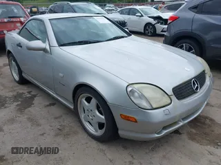 1999 Mercedes-Benz SLK 230/320 z VIN WDBKK47F0XF100495, wystawiony jako IAAI lot #42330438 z przebiegiem 114 479 mil mil oraz . Historia ofert i sprzedaży dostępna na DreamBid. Obrazek 1.