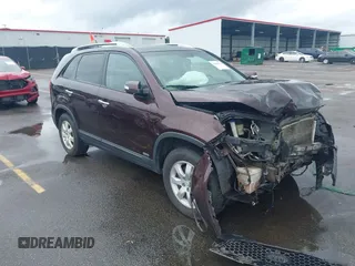 2012 Kia Sorento LX z VIN 5XYKTCA69CG192800, wystawiony jako IAAI lot #42241294 z przebiegiem 159 697 mil mil oraz . Historia ofert i sprzedaży dostępna na DreamBid. Obrazek 1.