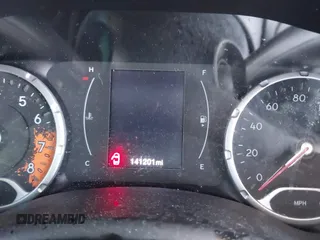 2017 Jeep Renegade Latitude z VIN ZACCJABB4HPG33377, wystawiony jako IAAI lot #41967663 z przebiegiem 141 201 mil mil oraz . Historia ofert i sprzedaży dostępna na DreamBid. Obrazek 7.