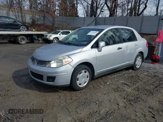 2008 Nissan Versa S z VIN 3N1BC11E78L371643, wystawiony jako IAAI lot #41698980 z przebiegiem 82 127 mil mil oraz . Historia ofert i sprzedaży dostępna na DreamBid. Obrazek 2.