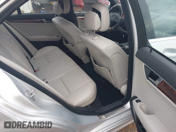 2010 Mercedes-Benz C 300 Sport z VIN WDDGF5EB6AR111658, wystawiony jako IAAI lot #41044200 z przebiegiem 140 599 mil mil oraz . Historia ofert i sprzedaży dostępna na DreamBid. Obrazek 8.