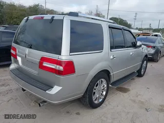 2007 Lincoln Navigator with VIN 5LMFU28557LJ21232, listed as a IAAI auction lot 41521036 with 124,374 mi miles. Bid and sale history available at carsss.com. Image 4.