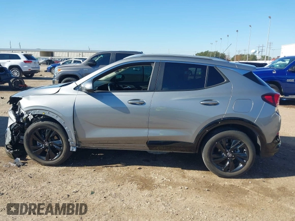 2024 Buick Encore GX Sport Touring z VIN KL4AMDSL5RB016374, wystawiony jako IAAI lot #41149918 z przebiegiem 15 512 mil mil oraz . Historia ofert i sprzedaży dostępna na DreamBid. Obrazek 15.