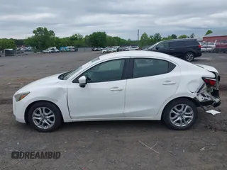 2016 Scion iA z VIN 3MYDLBZV6GY138680, wystawiony jako IAAI lot #42240425 z przebiegiem 100 191 mil mil oraz . Historia ofert i sprzedaży dostępna na DreamBid. Obrazek 14.