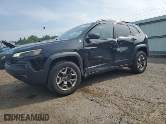 2019 Jeep Cherokee Trailhawk z VIN 1C4PJMBXXKD471338, wystawiony jako Copart lot #59880765 z przebiegiem 59 546 mil mil oraz Szkoda całkowita • Salvage title. Historia ofert i sprzedaży dostępna na DreamBid. Obrazek 1.