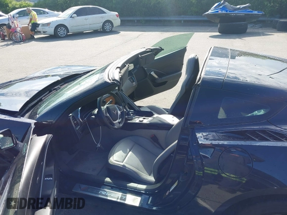 2015 Chevrolet Corvette 1LT z VIN 1G1YB2D74F5103152, wystawiony jako IAAI lot #42206302 z przebiegiem 50 260 mil mil oraz . Historia ofert i sprzedaży dostępna na DreamBid. Obrazek 19.