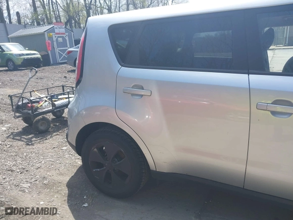 2014 Kia Soul with VIN KNDJN2A20E7738784, listed as a IAAI auction lot 42102980 with 139,242 mi miles. Bid and sale history available at carsss.com. Image 14.