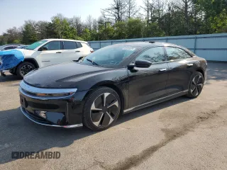 2023 Lucid Air Pure z VIN 50EA1PFA2PA008112, wystawiony jako Copart lot #60305025 z przebiegiem 9 691 mil mil oraz Szkoda całkowita • Salvage title. Historia ofert i sprzedaży dostępna na DreamBid. Obrazek 1.