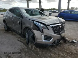 2022 Cadillac XT5 FWD Premium Luxury z VIN 1GYKNCRS4NZ179429, wystawiony jako Copart lot #47180195 z przebiegiem 45 649 mil mil oraz Nie do naprawy • Non repairable. Historia ofert i sprzedaży dostępna na DreamBid. Obrazek 4.